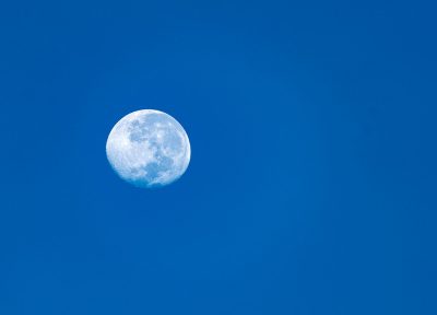 Luna en cielo azul