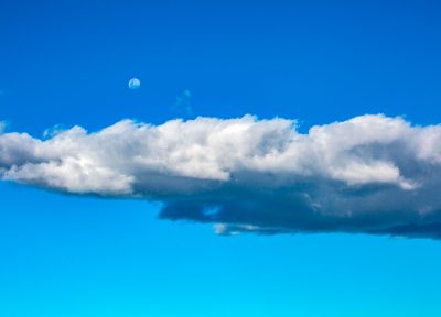 Luna tras las nubes