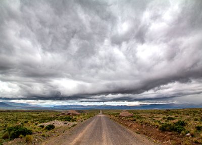 Nubes sobre el camino, sierra peruana.